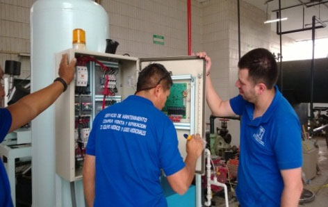 Técnicos trabajando en planta generadora